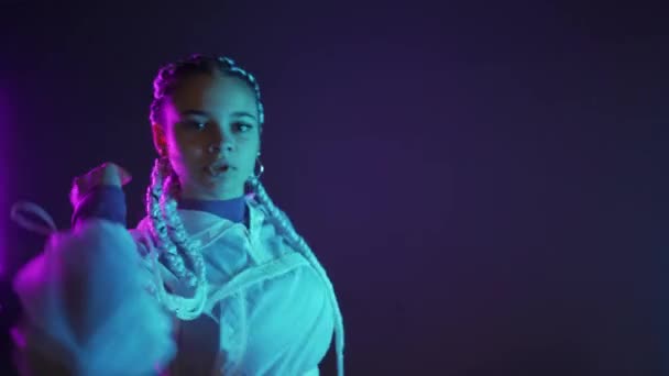 Genç Kız Park Yerinde Mor Mavi Neon Işıklarla Dans Ediyor — Stok video