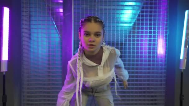 Menina Dançando Uma Dança Moderna Com Luzes Néon Roxo Azul — Vídeo de Stock