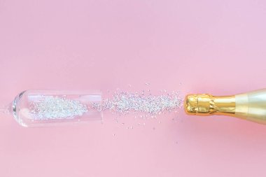 Şampanya, şarap kadehi ve pembe arka planda ışıltılar..
