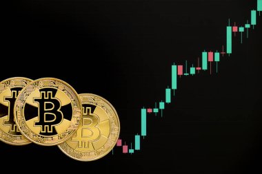 Fiyat tablosunun arka planına karşılık Bitcoin altın sikkeleri, ki bu da fiyatta yüksek bir artış olduğunu gösteriyor. Kripto para birimi. Finansal büyüme kavramı.