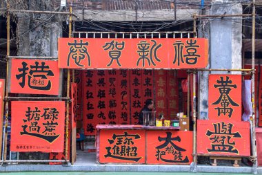 Foshan, Guangdong bölgesi, Çin. Ocak 14, 2022. İnsanlar Bahar Festivali için tebrik mektupları yazıyor. Foshan 'daki Kuaizi caddesinde Çin Yeni Yıl kutlamaları için hazırlık