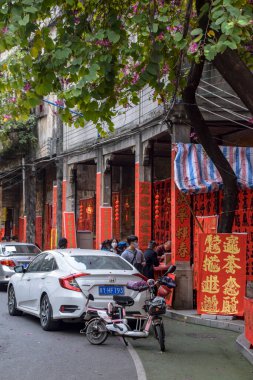 Foshan, Guangdong bölgesi, Çin. Ocak 14, 2022. İnsanlar Bahar Festivali için tebrik mektupları yazıyor. Foshan 'daki Kuaizi caddesinde Çin Yeni Yıl kutlamaları için hazırlık