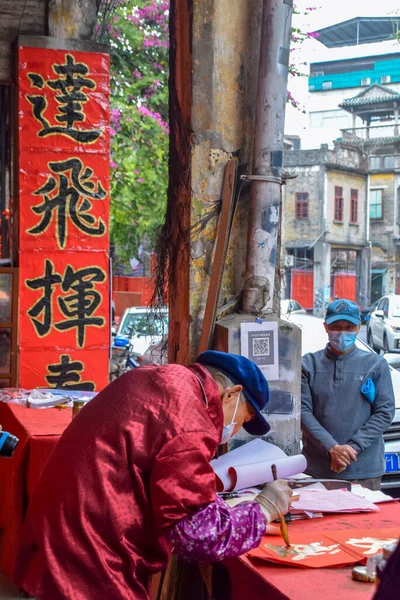 中国广东省佛山市 Jan 2022年 人们为春节写对联打招呼 在佛山观子街筹备农历新年庆祝活动 — 图库照片