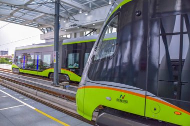 Foshan, Çin 18 Ağustos 2021 Nanhai Tramvay Hattı 1, Nanhai Bölgesi, Foshan Şehri 'ndeki yeni tramvay sistemi. Bu yeni bir trafik sistemi. 18 Ağustos 2021 'de çalışmaya başla.