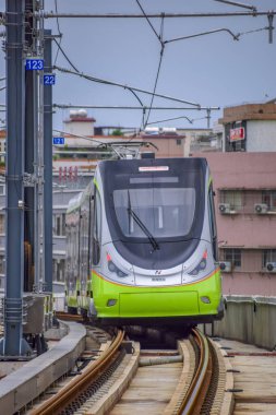 Foshan, Çin 18 Ağustos 2021 Nanhai Tramvay Hattı 1, Nanhai Bölgesi, Foshan Şehri 'ndeki yeni tramvay sistemi. Bu yeni bir trafik sistemi. 18 Ağustos 2021 'de çalışmaya başla.