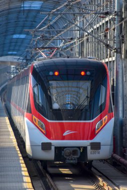 Foshan, Çin. DEC, 30,2021Foshan Metro Hattı 2, Guangzhou Güney Tren İstasyonu ile Nanzhuang 'ı birbirine bağlayan güneybatı yönünde çalışacak. 28 Aralık 2021 'de açıldı..