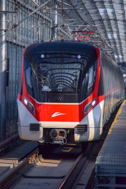 Foshan, Çin. DEC, 30,2021Foshan Metro Hattı 2, Guangzhou Güney Tren İstasyonu ile Nanzhuang 'ı birbirine bağlayan güneybatı yönünde çalışacak. 28 Aralık 2021 'de açıldı..