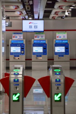 Foshan, Çin. DEC, 30,2021Foshan Metro Hattı 2, Guangzhou Güney Tren İstasyonu ile Nanzhuang 'ı birbirine bağlayan güneybatı yönünde çalışacak. 28 Aralık 2021 'de açıldı..