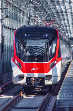 Foshan, Çin. DEC, 30,2021Foshan Metro Hattı 2, Guangzhou Güney Tren İstasyonu ile Nanzhuang 'ı birbirine bağlayan güneybatı yönünde çalışacak. 28 Aralık 2021 'de açıldı..