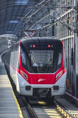 Foshan, Çin. DEC, 30,2021Foshan Metro Hattı 2, Guangzhou Güney Tren İstasyonu ile Nanzhuang 'ı birbirine bağlayan güneybatı yönünde çalışacak. 28 Aralık 2021 'de açıldı..