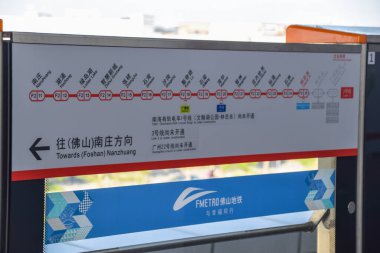 Foshan, Çin. DEC, 30,2021Foshan Metro Hattı 2, Guangzhou Güney Tren İstasyonu ile Nanzhuang 'ı birbirine bağlayan güneybatı yönünde çalışacak. 28 Aralık 2021 'de açıldı..