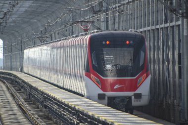 Foshan, Çin. DEC, 30,2021Foshan Metro Hattı 2, Guangzhou Güney Tren İstasyonu ile Nanzhuang 'ı birbirine bağlayan güneybatı yönünde çalışacak. 28 Aralık 2021 'de açıldı..