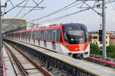 Foshan, Çin. DEC, 30,2021Foshan Metro Hattı 2, Guangzhou Güney Tren İstasyonu ile Nanzhuang 'ı birbirine bağlayan güneybatı yönünde çalışacak. 28 Aralık 2021 'de açıldı..