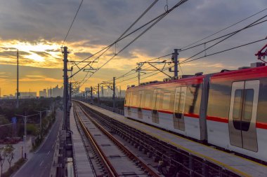 Foshan, Çin. DEC, 30,2021Foshan Metro Hattı 2, Guangzhou Güney Tren İstasyonu ile Nanzhuang 'ı birbirine bağlayan güneybatı yönünde çalışacak. 28 Aralık 2021 'de açıldı..