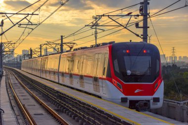 Foshan, Çin. DEC, 30,2021Foshan Metro Hattı 2, Guangzhou Güney Tren İstasyonu ile Nanzhuang 'ı birbirine bağlayan güneybatı yönünde çalışacak. 28 Aralık 2021 'de açıldı..