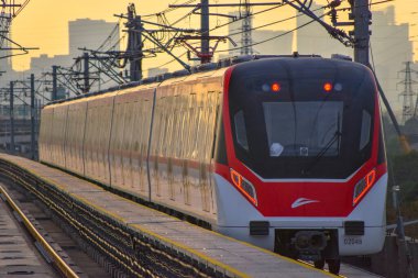 Foshan, Çin. DEC, 30,2021Foshan Metro Hattı 2, Guangzhou Güney Tren İstasyonu ile Nanzhuang 'ı birbirine bağlayan güneybatı yönünde çalışacak. 28 Aralık 2021 'de açıldı..
