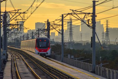 Foshan, Çin. DEC, 30,2021Foshan Metro Hattı 2, Guangzhou Güney Tren İstasyonu ile Nanzhuang 'ı birbirine bağlayan güneybatı yönünde çalışacak. 28 Aralık 2021 'de açıldı..