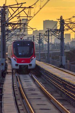 Foshan, Çin. DEC, 30,2021Foshan Metro Hattı 2, Guangzhou Güney Tren İstasyonu ile Nanzhuang 'ı birbirine bağlayan güneybatı yönünde çalışacak. 28 Aralık 2021 'de açıldı..