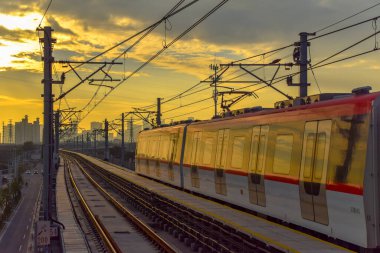 Foshan, Çin. DEC, 30,2021Foshan Metro Hattı 2, Guangzhou Güney Tren İstasyonu ile Nanzhuang 'ı birbirine bağlayan güneybatı yönünde çalışacak. 28 Aralık 2021 'de açıldı..