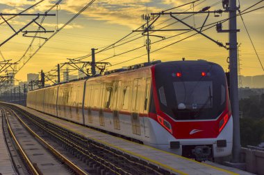 Foshan, Çin. DEC, 30,2021Foshan Metro Hattı 2, Guangzhou Güney Tren İstasyonu ile Nanzhuang 'ı birbirine bağlayan güneybatı yönünde çalışacak. 28 Aralık 2021 'de açıldı..
