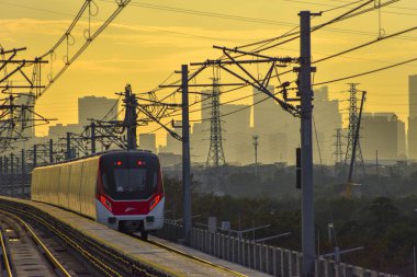Foshan, Çin. DEC, 30,2021Foshan Metro Hattı 2, Guangzhou Güney Tren İstasyonu ile Nanzhuang 'ı birbirine bağlayan güneybatı yönünde çalışacak. 28 Aralık 2021 'de açıldı..