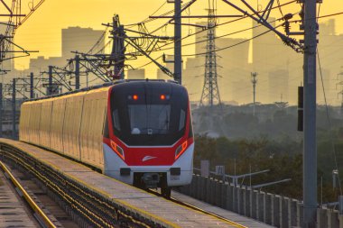 Foshan, Çin. DEC, 30,2021Foshan Metro Hattı 2, Guangzhou Güney Tren İstasyonu ile Nanzhuang 'ı birbirine bağlayan güneybatı yönünde çalışacak. 28 Aralık 2021 'de açıldı..