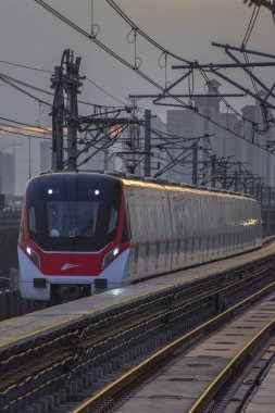 Foshan, Çin. DEC, 30,2021Foshan Metro Hattı 2, Guangzhou Güney Tren İstasyonu ile Nanzhuang 'ı birbirine bağlayan güneybatı yönünde çalışacak. 28 Aralık 2021 'de açıldı..