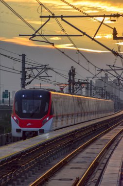 Foshan, Çin. DEC, 30,2021Foshan Metro Hattı 2, Guangzhou Güney Tren İstasyonu ile Nanzhuang 'ı birbirine bağlayan güneybatı yönünde çalışacak. 28 Aralık 2021 'de açıldı..