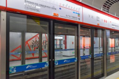 Foshan, Çin. DEC, 30,2021Foshan Metro Hattı 2, Guangzhou Güney Tren İstasyonu ile Nanzhuang 'ı birbirine bağlayan güneybatı yönünde çalışacak. 28 Aralık 2021 'de açıldı..