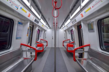 Foshan, Çin. DEC, 30,2021Foshan Metro Hattı 2, Guangzhou Güney Tren İstasyonu ile Nanzhuang 'ı birbirine bağlayan güneybatı yönünde çalışacak. 28 Aralık 2021 'de açıldı..