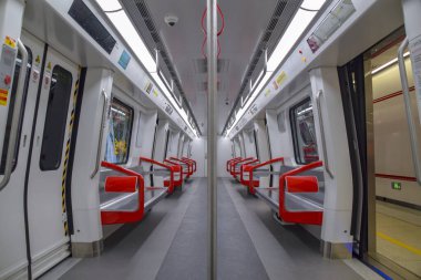 Foshan, Çin. DEC, 30,2021Foshan Metro Hattı 2, Guangzhou Güney Tren İstasyonu ile Nanzhuang 'ı birbirine bağlayan güneybatı yönünde çalışacak. 28 Aralık 2021 'de açıldı..