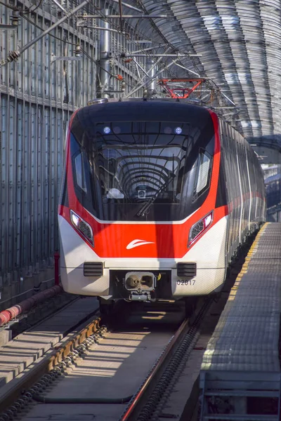 Foshan, Çin. DEC, 30,2021Foshan Metro Hattı 2, Guangzhou Güney Tren İstasyonu ile Nanzhuang 'ı birbirine bağlayan güneybatı yönünde çalışacak. 28 Aralık 2021 'de açıldı..