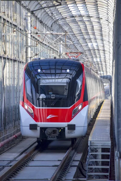 Foshan, Çin. DEC, 30,2021Foshan Metro Hattı 2, Guangzhou Güney Tren İstasyonu ile Nanzhuang 'ı birbirine bağlayan güneybatı yönünde çalışacak. 28 Aralık 2021 'de açıldı..