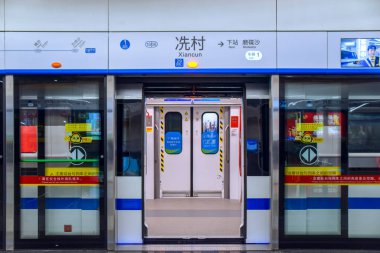 Guangzhou, Çin 1, 2021 Guangzhou Metro 18 hattı ekspres metro hattıdır. Çalışma hızı 160 km / saat (99 mph)).