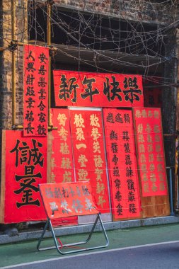 Foshan, Guangdong bölgesi, Çin. 27 Ocak 2022. İnsanlar Bahar Festivali için tebrik mektupları yazıyor. Foshan 'daki Kuaizi caddesinde Çin Yeni Yıl kutlamaları için hazırlık