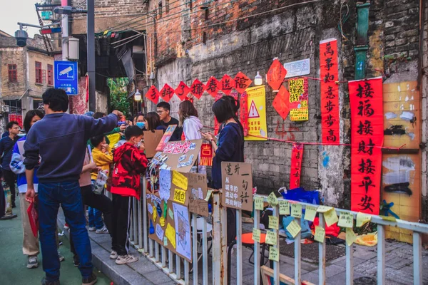 中国広東省佛山市 2022年1月27日 春祭りへの挨拶で押韻を書く人々 佛山市のKuaizi通りで中国の旧正月のお祝いの準備 — ストック写真