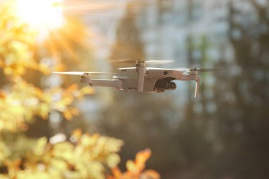 Dijital kameralı ve pilotun kontrolündeki yüksek uçan sensörlü bir dron kuadrokopteri. Helikopter İHA 'sı içeride uçuyor. Evini ve bahçesini gözetleyen gizli kameralı bir helikopter. Boşluğu kopyala