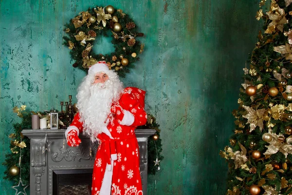 Portrait Père Noël Émotionnel Avec Sac Cadeaux Par Cheminée Noël — Photo