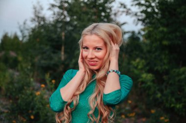 Doğada yaşayan yetişkin bir kadının portresi alacakaranlıkta yaz ormanlarında yürüyor. Hayalperest kadın Parkland 'da gece yürüyüşü yapıyor. Şafak vakti parktaki kadının olumlu duyguları