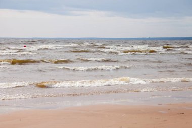 Atmosferik manzara dramatik Baltık denizi, dalgalar ve su dalgalanma sularına sıçrar. Deniz kıyısındaki doğa, kuzey bulutları. Kararsız hava koşulları, iklim değişikliği. Fırtınalı, soyut arka planlar