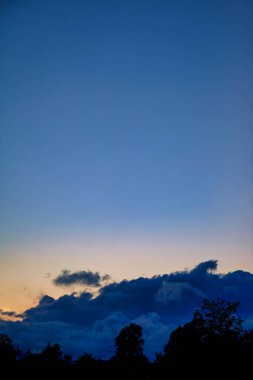 Renkli gün batımı gökyüzü ve bulutlar, alacakaranlık görüntüsü. Soyut doğa geçmişleri. Alacakaranlık vakti dramatik mavi ve turuncu renkli bulutlar. Alan için kopyala