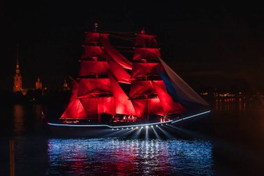 Scarlet, Rusya Federasyonu 'nun Saint Petersburg kentindeki Neva nehrinde okul mezunları için tatil yapıyor. Mucize gece şovu, inanılmaz güzel renkli kutlama, gösteri. Harika tatil geçmişleri var.