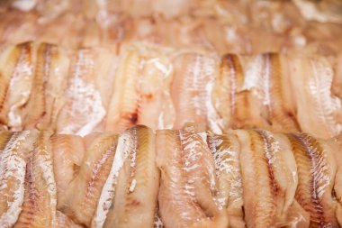 Balık pazarında buzlu taze deniz ürünleri. Donmuş deniz balığı tezgahta bekliyor. Tasarım için soyut gıda geçmişi kavramı. Alan için kopyala