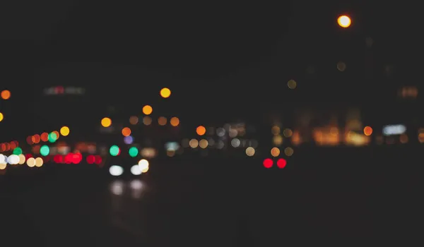 带有汽车和路灯的夜市背景 城市生活 远离城市景观的灯光 风格色彩色调 抽象时尚城市设计背景的概念 复制空间 — 图库照片