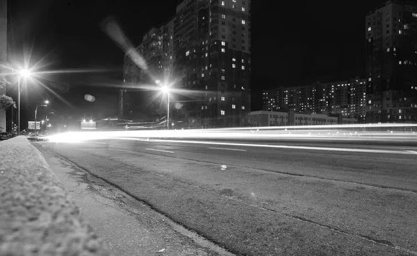 摘要用汽车和路灯对夜间街道的背景进行抽象模糊处理 城市生活 城市景观的灯光 风格色彩色调 抽象时尚城市设计背景的概念 复制空间 — 图库照片