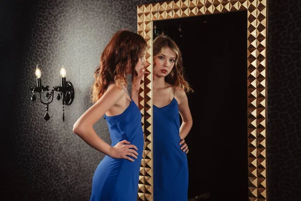 Portret Uroczej Nastolatki Eleganckiej Sukience Lustrze Ciemnym Stylowym Wnętrzu Salonu — Zdjęcie stockowe