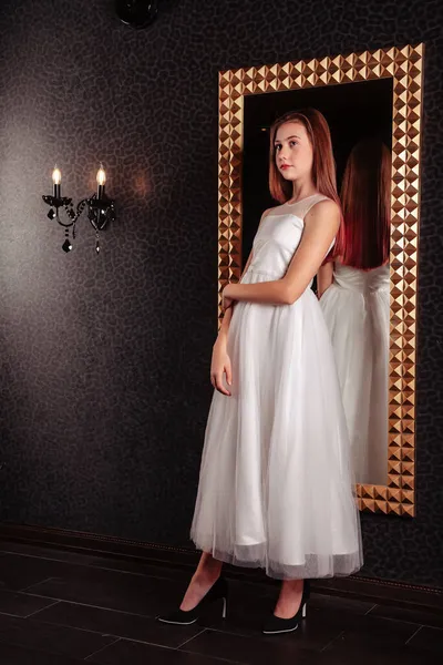Portret Uroczej Nastolatki Eleganckiej Sukience Lustrze Ciemnym Stylowym Wnętrzu Salonu — Zdjęcie stockowe