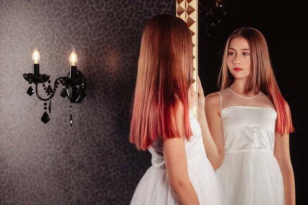 소녀가 어여쁜 실내의 어두운 스타일의 거울에우아 드레스를 어린이들의 스타일 — 스톡 사진