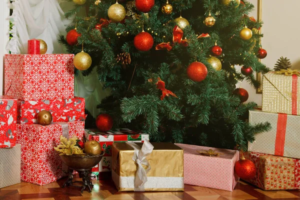 Karácsonyi Nyaralás Háttér Dobozok Boldog Évet Ajándékok Alatt Díszített Karácsonyfa — Stock Fotó