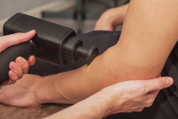 Massagetherapeut Behandelt Letsel Van Professionele Atleet Mannelijke Patiënt Sportwapen Shock — Stockfoto